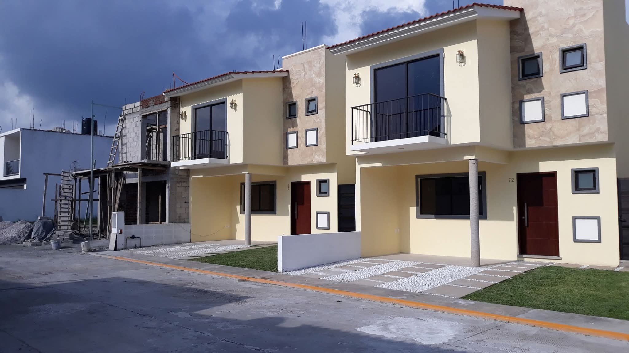 Conjunto de viviendas de dos niveles con balcones